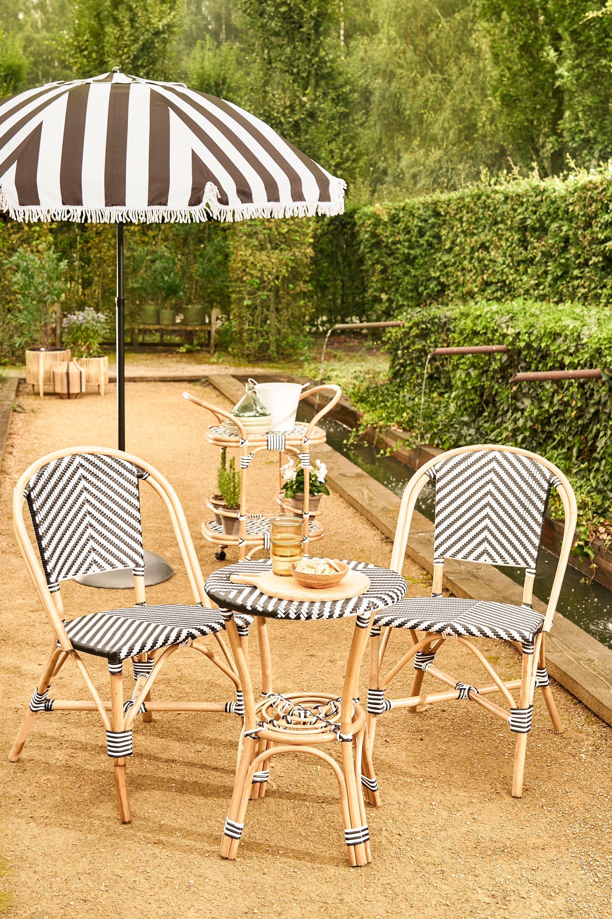 5_Tips_for_Stylish_Outdoor_Space_Parasols_for_Garden_Balcony_Terrace.jpg